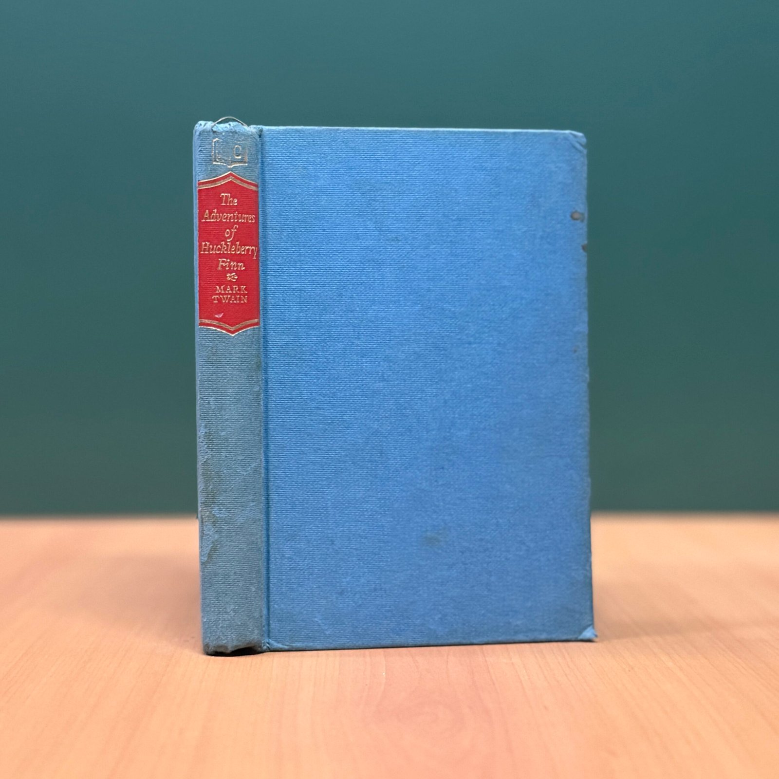 THE ADVENTURES OF HUCKLEBERRY FINN BY MARK TWAIN